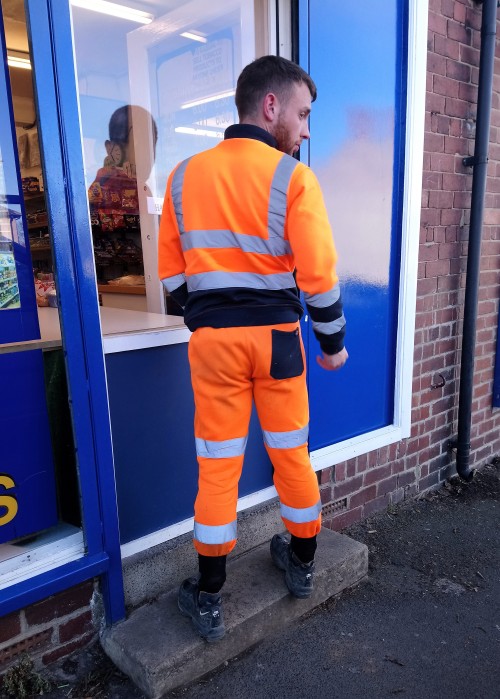 Fit hi-vis lad with a gorgeous arse.Pics are my own, please don’t use them elsewhere.