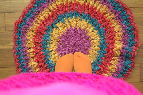 FREE CROCHET PATTERN // CROCHET RUG/THROWHello there! Here is a free and colorfully fun pattern, whi