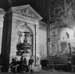 poboh:  Dames de la Fontaine, 1935, Roger Schall. 