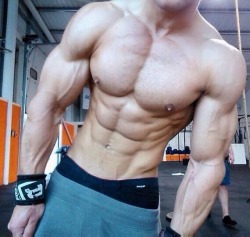 billlymen:Great abs and nipples! 