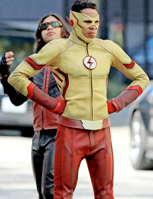 phoebetonkin: keiynan lonsdale and carlos valdes filming ‘the flash’ on july 11, 2017 in vancouver (© cyvr).