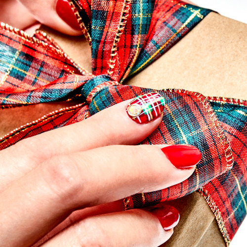 ‘tis the season for holiday tartan everything and an Outlast Stay Brilliant mani to match. Click her