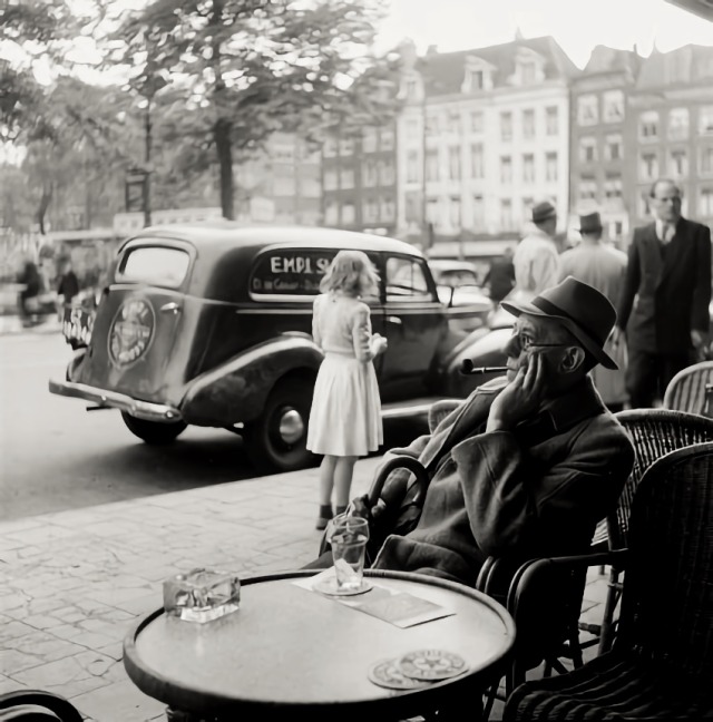 Man on the Kroon terrace, Rembrandtplein, Amsterdam, 1949 - by Sem Presser (1917 - 1986), Dutch