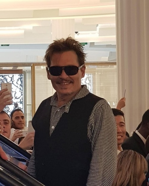 3 years ago (2019), on this day (March 28) Johnny Depp visited the luxury department Store “Galeries