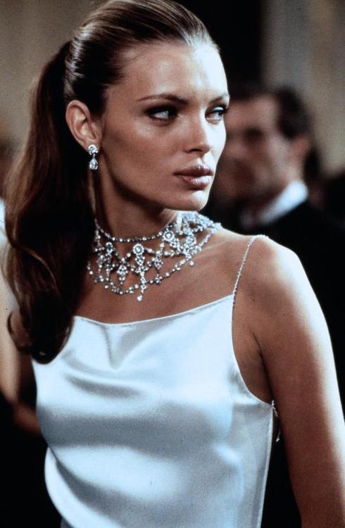 emerald-gaze:  Esther Cañadas in The Thomas Crown Affair