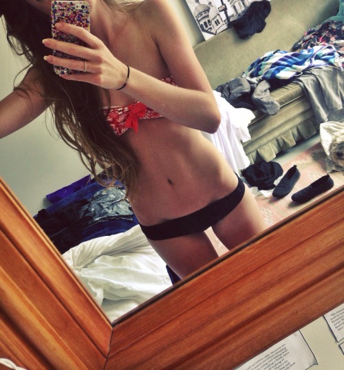 curiovsly:  Tanning time ☀️☀️ 