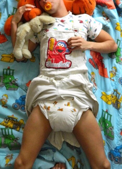 dprsteve92:  littlestlash:  One of my all time favs and my first time wearing bambino teddies.. Which I LOVE!!!! :D   What diapers do you want to see me in?  Love this! 