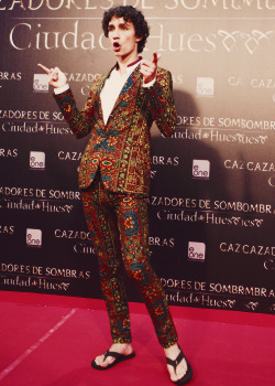 freackthehopeful:  colinodonorgasm:  Robert Sheehan | Mortal Instruments Madrid Premiere (August 22nd, 2013)  I would marry someone on the basis of them wearing this. After I stole it.   I guess we now know what the 12th doctor will be wearing