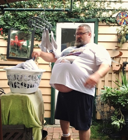 gutwatch:lifterbear:Hanging out [of] clothes No words…  BIG beautiful BALL belly.