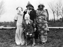 gravesandghouls:  Creepy Halloween costumes