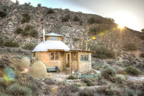 we-are-all-one-tribe:  cosmofilius:  voiceofnature:   Hybrid Dome built by Earthen Shelter. This dome was built out of natural materials like cob and straw in the high desert of southern CA.  Click here for more photos.    oh my heart!!!!!  so much