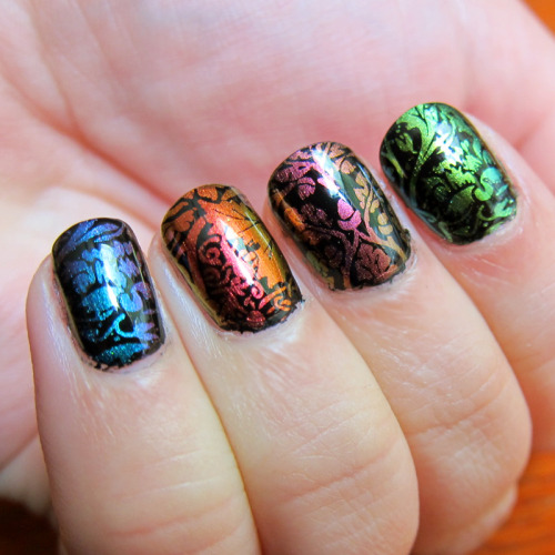 sihayadesigns:Today’s manicure: a Pre-Raphaelite-inspired William Morris-style print stamped o