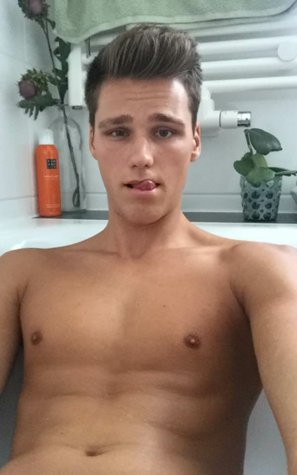 snapchatguysleak:  If you google ‘Snapchat Guys Leaked’ I’m the first to pop