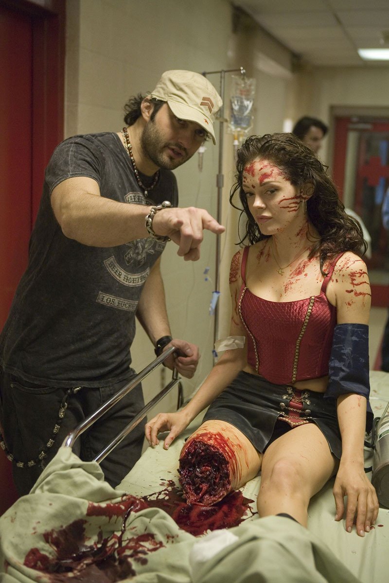 hellyeahhorrormovies:  Robert Rodriguez and Rose McGowan on set of Planet Terror,