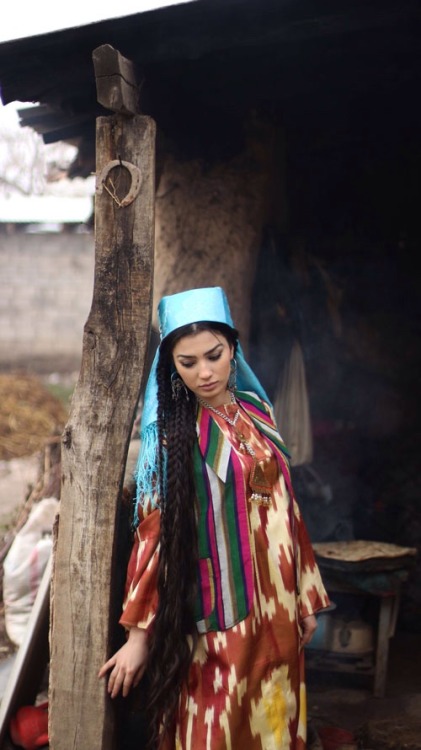 dehqan:Beaufiful photoset of several Tajik folk dresses. Photo(s) credit: Nani.