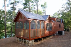 tinyhousetown:  cabinsandcottage:  Cozy cabin with a full kitchen, enclosed porch and a fireplace.   Just a little over 500 square feet 🏡 