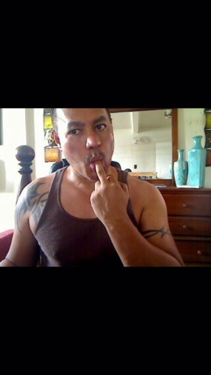 yakadorxxx21:  quientucrasxxx:  locasymariconespr:Luis alias Letni de Orocovis, P.R. top le gusta el sexo a capela dura bastante en la cama el tipo vota leche con cojones en definitiva sabe lo que hace en la cama te deja el roto abierto y votando humo