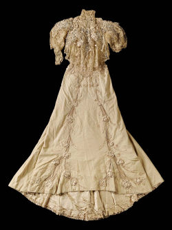shewhoworshipscarlin:  Day dress, 1902, France.