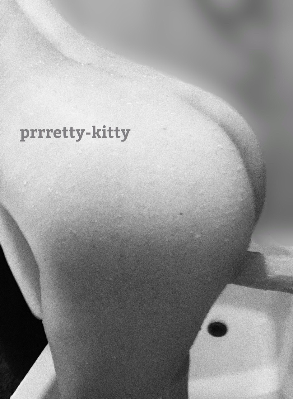 prrretty-kitty:Playing in the shower with my new toy &amp; thinking about a certain