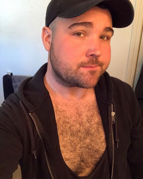 thebeardedguyy:Two weeks no shaving 🥳