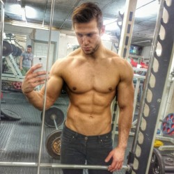 motdrobert2:  Follow me for Hot Guys, Str8