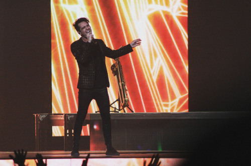 brendonuriesource:picscait: I can’t believe these pictures I got from Panic! At the Disco last night