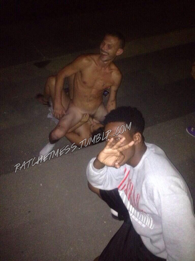 ratchetmess:  This nigga gave zero fucks gettin that selfie