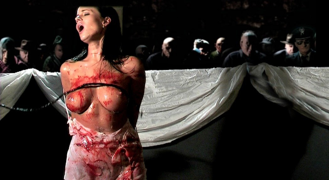 higyaku-no-miki:  血みどろの鞭打ち刑、、、しかも、公開、、、一般庶民じゃなく、なんかある程度、偉そうな人ばかりみたい、立ち見じゃないもの、、コンサートでもきいてる雰囲気・・・