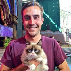 9gag:  Grumpy Cat and Ridiculously Photogenic