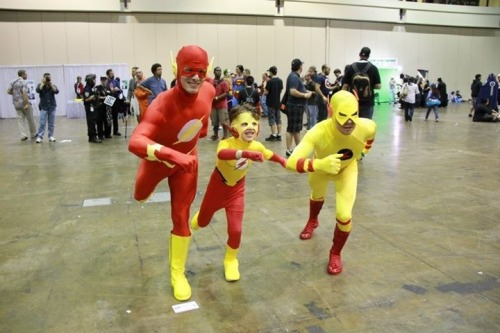 gaycomicgeek:  I haven’t posted many pics of one of the few villains I’ve costumed as. Here’s- Reverse Flash or Justice Lords Flash.   www.gaycomicgeek.com
