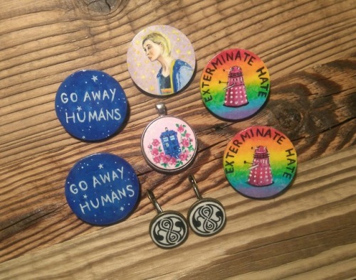 I’m not on Polcon this year, but some doctor who pins made by me are waiting for you on hennaIllu st