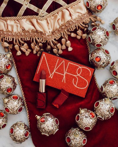 A little holiday glam featuring these pretty stocking stuffersMy @narsissist Studio 54 review is liv