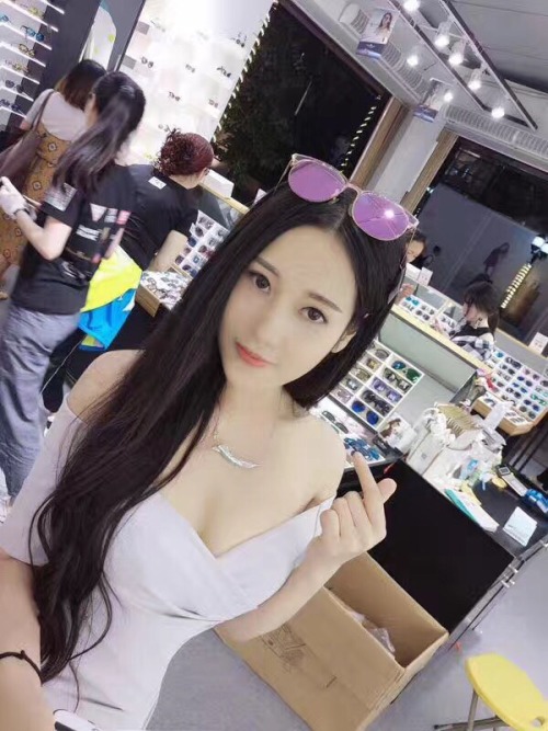 Purchasing Sunglasses for Sugarbaby Chinese Girls On Film - Reblog Photos/Videos Follow at c
