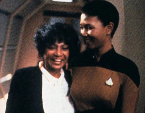 allez-argeiphontes: Real life astronaut *Mae Jemison meets Nichelle Nichols (Lieutenant Uhura) on th