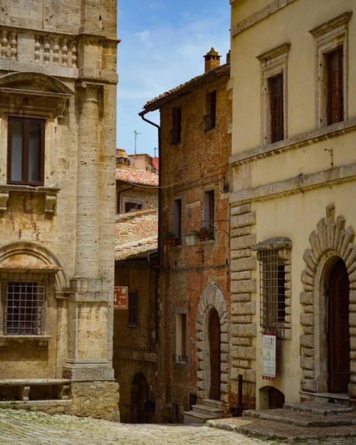 One from Piazza Grande in Montepulciano, Italy!  . . @prilaga #photographysouls #photographer #archi