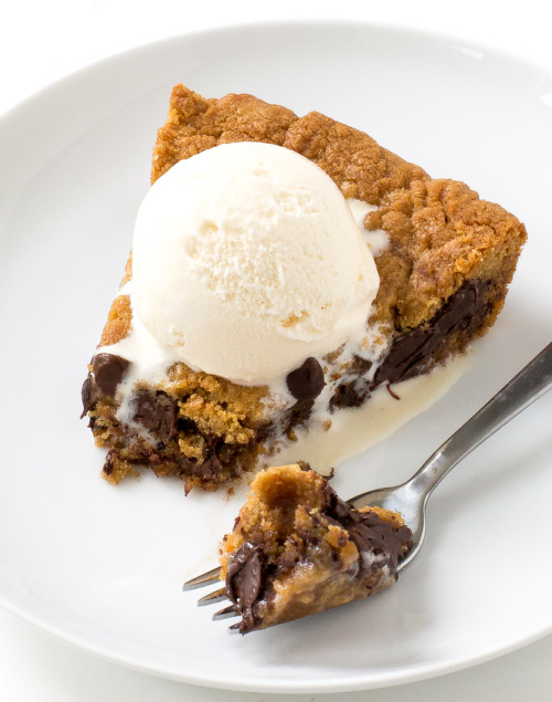 foodffs:  PEANUT BUTTER CHOCOLATE SKILLET COOKIE Really nice recipes. Every hour. Show me what you cooked!