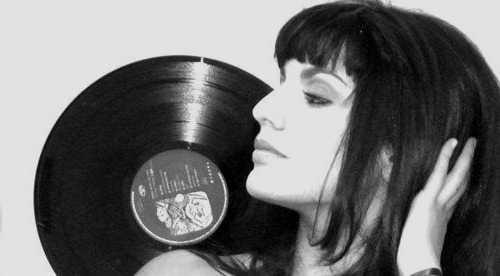fuckyeahgirlswithvinylrecords:  Submitted by mimosa. Thank you! 
