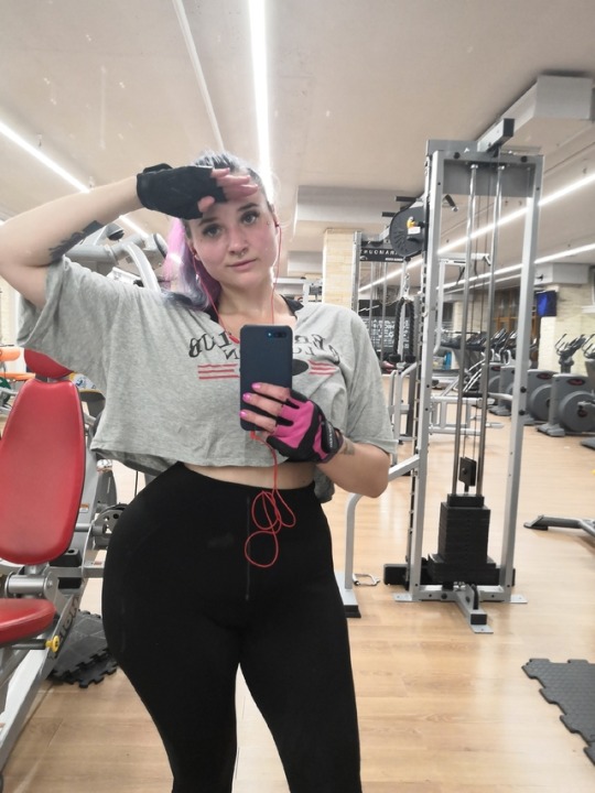 govnanavernisuka:  Next time I’m alone in gym I ll try to make some sexy working out pics :) 