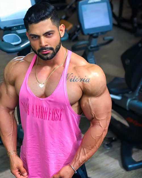 bigtexmusc: worldbodybuilders: Heitor Galvão. Wooof