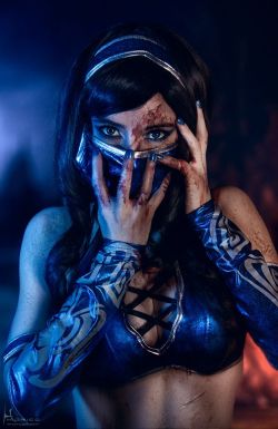 cosplayandgeekstuff:    Hekady Cosplay (Spain) as Kitana. Photo I by:  Hidrico Rubens   Photo II by:   Theax95   