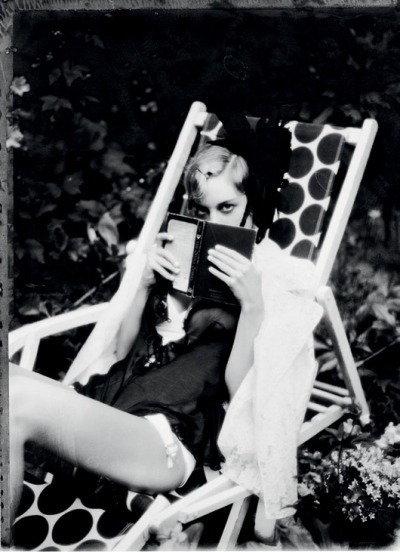 Ellen von Unwerth is able to make an amazing photo shoot, even just throwing a model in the bushes. So it was with Camille Rowe. The result - in the autumn Grey Magazine.