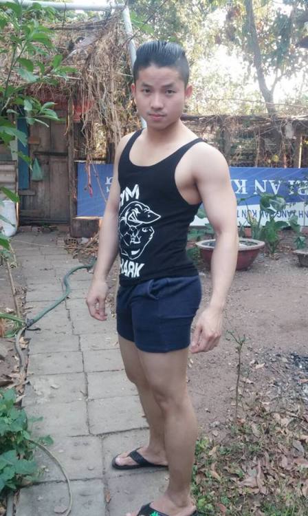 bravenguyen:  choikhongiu:  duycute113:  manjam1981:  traidepquanhta:  Gym boy Tiến - Part 1Chưa biết thẳng hay cong mà nhìn tướng đúng chuẩn bot luôn  be nay bot quan 2, lt roi hang thi ok ma o ngoai lùn lam hay di lam cong qua trong