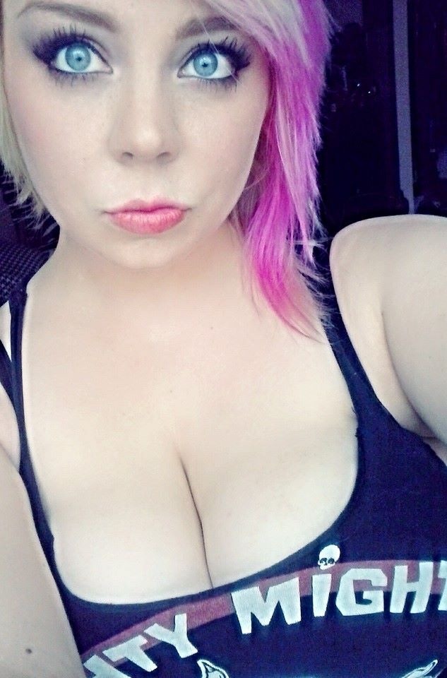 humorandtitties:  More girls embracing their killer rack