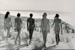 almavio:Jean-François Jonvelle (1943-2002) • Cinq mannequins sur la plage, c.1980