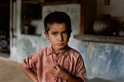 thebloodoftheanimal:  Photograph by Steve McCurry. The Last Roll of Kodachrome. 