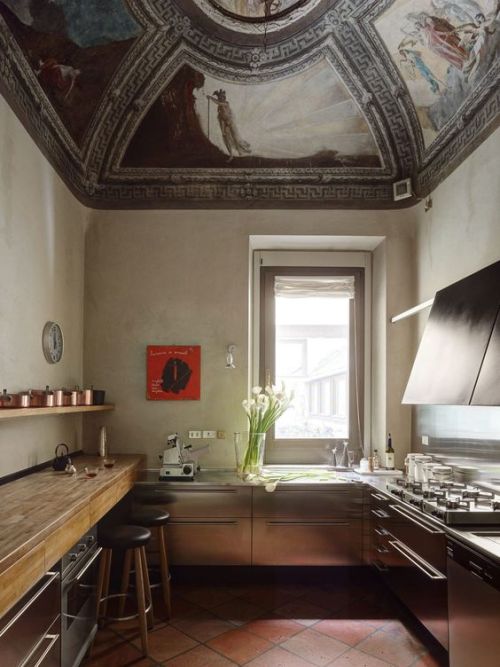 magicalhome: This is quite an impressive ceiling for a small, chef’s kitchen. Divisare Co