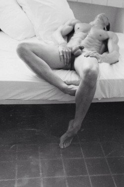 hotsexynudists:  Meet real people into getting nekkid. Swinging is legit!