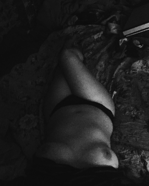 horror-lust: Home alone means no clothes.