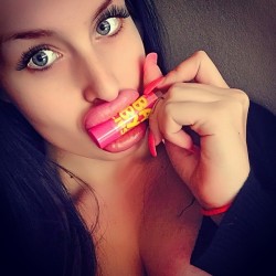 foball12:  bimbosybarbies:  13.000 seguidores, gracias a todosAlexia  Efternamn  Those lips though..