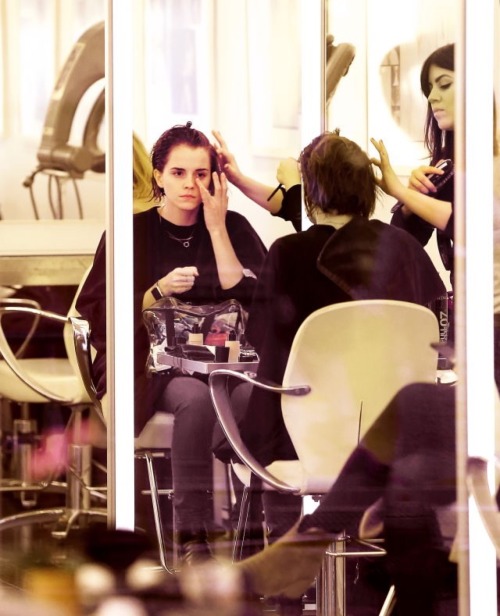 emwatsonitaly - Emma Watson paparazzata dal parrucchiere in...